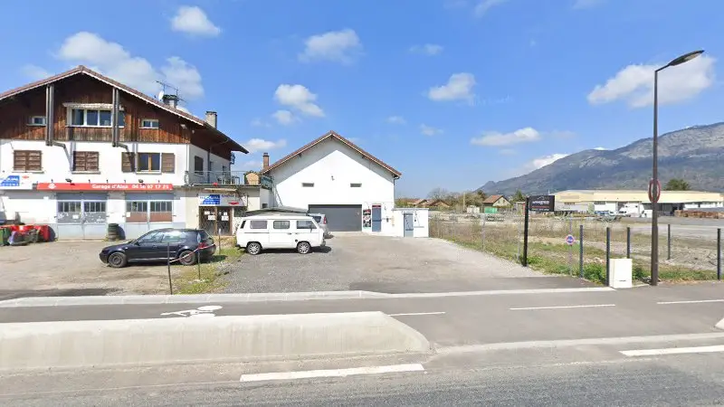 Vue de la rue devant Carrosserie Du Borne, Saint-Pierre-en-Faucigny