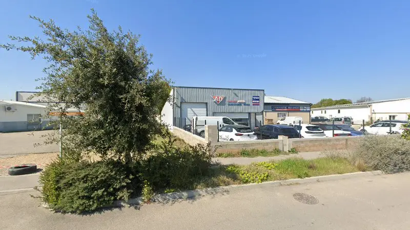 Vue de la rue devant Carrosserie du Cabrau, Saint-Martin-de-Crau