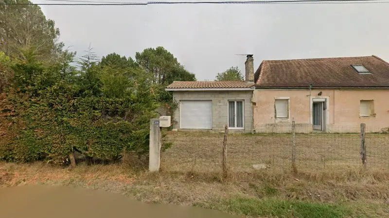 Vue de la rue devant Autos Pièces Montponnaises, Montpon-Ménestérol