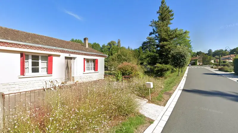 Vue de la rue devant XADO-FRANCE est une enseigne de la SARL Motortech, Val de Louyre et Caudeau