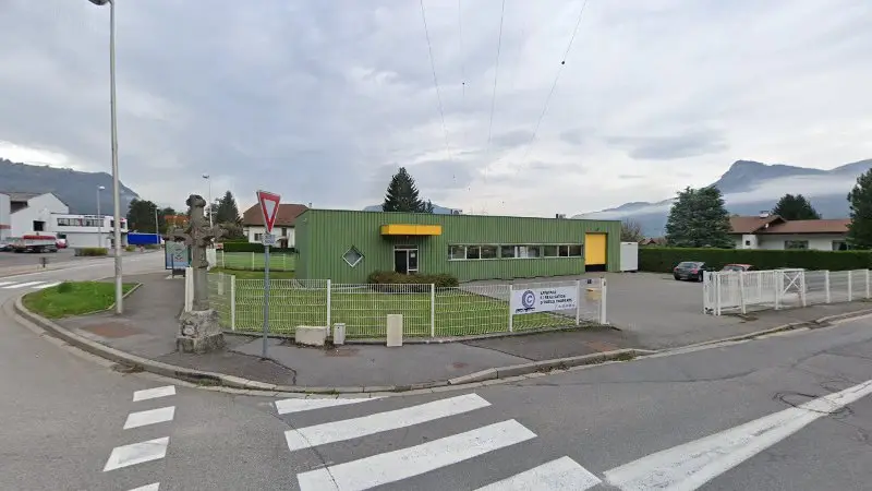 Vue de la rue devant Outils Carb SA, Scionzier