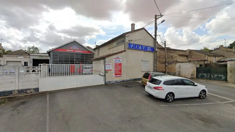 Vue de la rue devant Rallye Garage , SAS DELAROY JOHNNY, Saint-Martin-la-Pallu