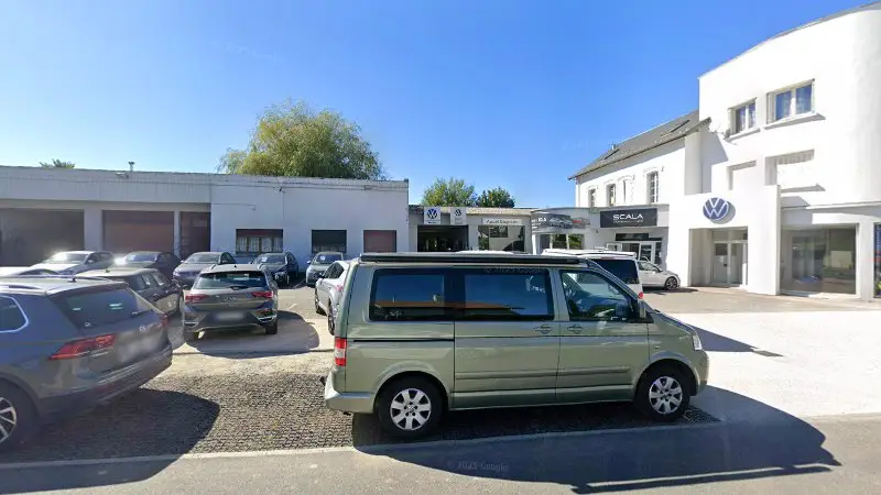 Vue de la rue devant Volkswagen utilitaires Dambax et Fils, Lannemezan