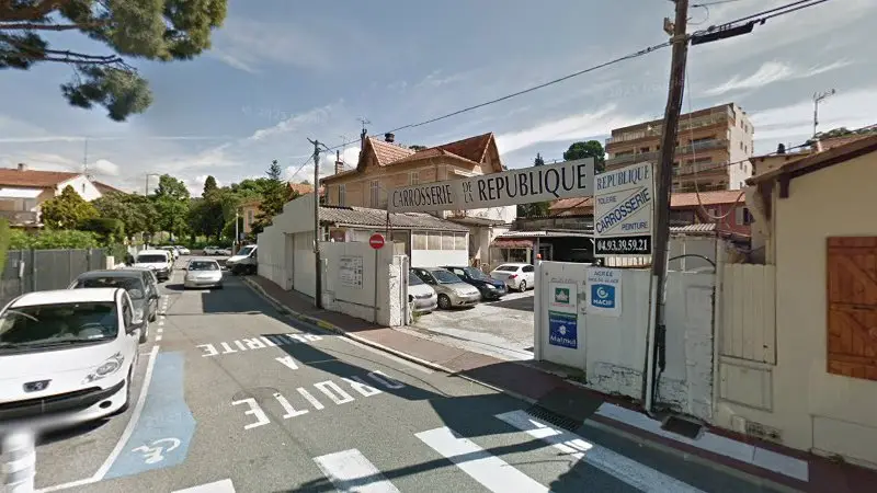 Vue de la rue devant Garage de la République - Motrio, Le Cannet