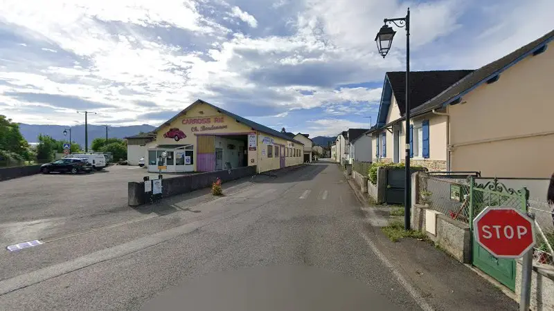 Vue de la rue devant Carrosserie Bordenave, Agnos