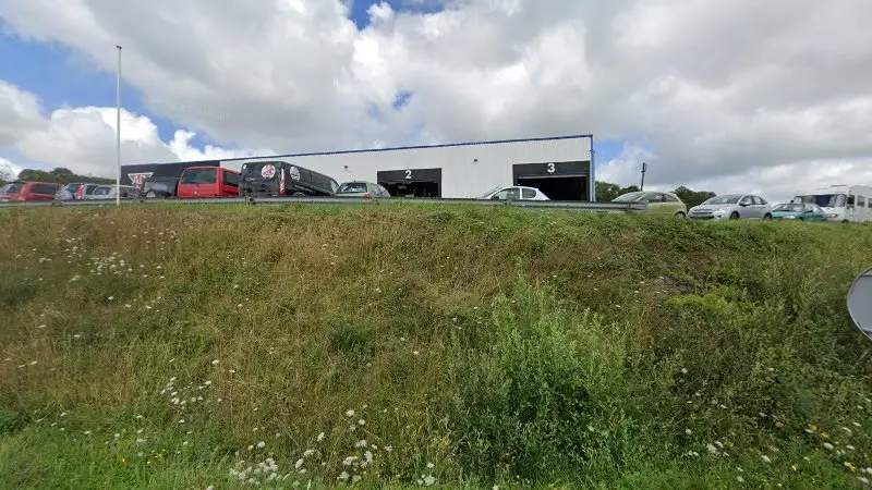 Vue de la rue devant Bosch Car Service, Plouër-sur-Rance
