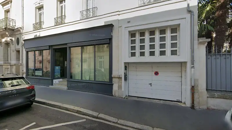 Vue de la rue devant Citroën Type H Plateau, Tours