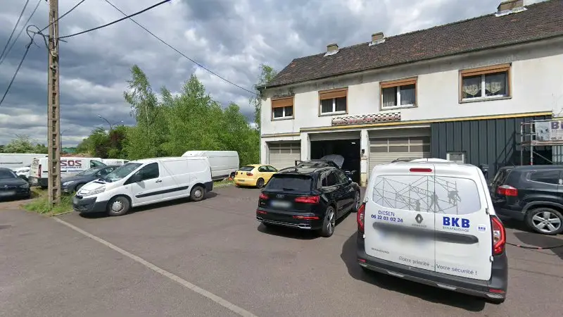 Vue de la rue devant Garage City, L'Hôpital