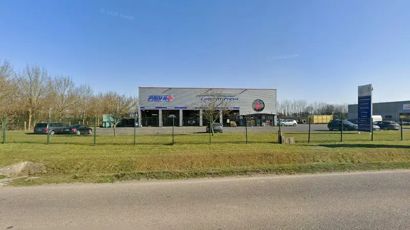 Vue de la rue devant Profil Laguerre Pneus, Villers-Bocage