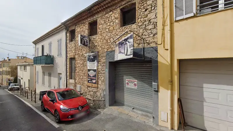 Vue de la rue devant Carrosserie Des Breguieres, Le Cannet