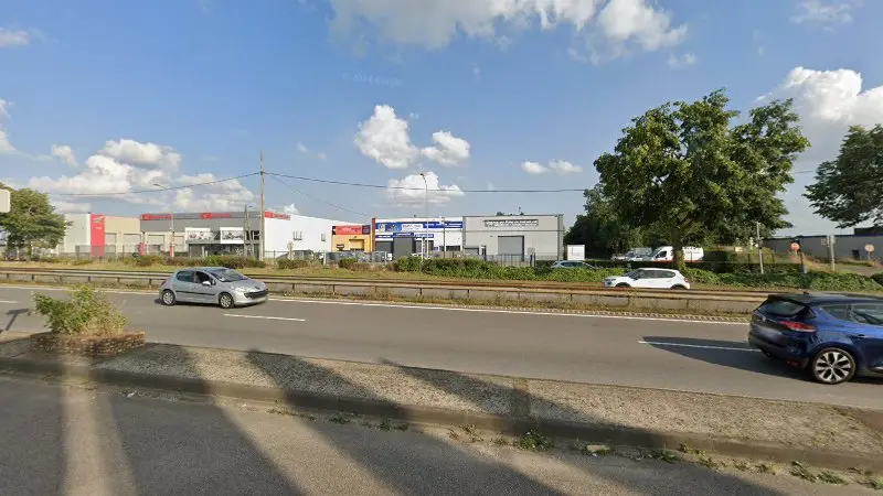 Vue de la rue devant TOP GARAGE - RN10 CAR, Coignières