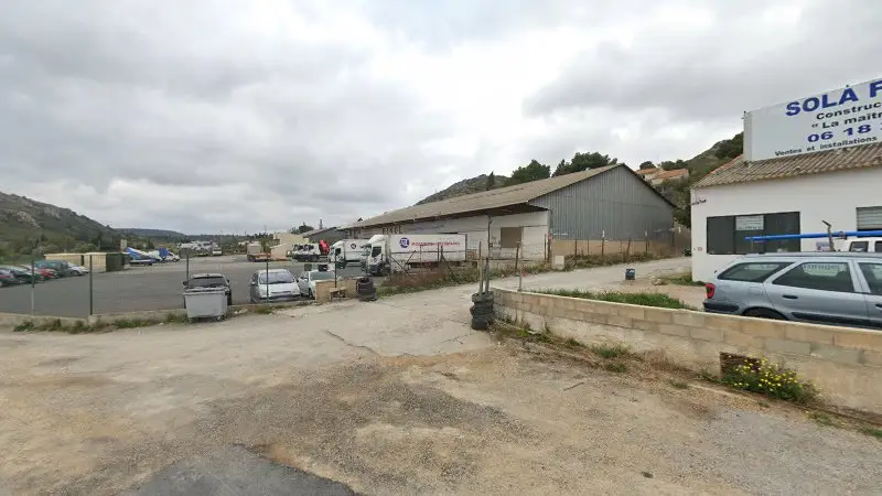 Vue de la rue devant Addams Carrosserie, Narbonne