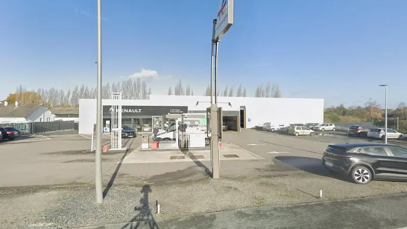 Vue de la rue devant TOP GARAGE - SAINT JACQUES AUTOMOBILES, Château-Gontier-sur-Mayenne