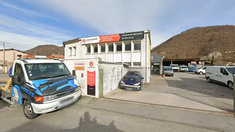 Vue de la rue devant Eurorepar car service BP Négoces., Digne-les-Bains