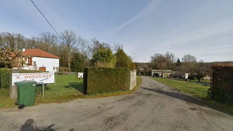 Vue de la rue devant Descubes Carrosserie, Boisseuil