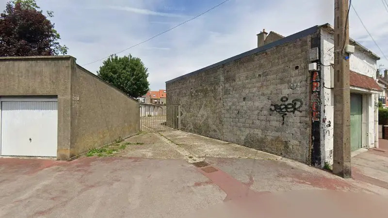Vue de la rue devant Deudon Fayeulle Annette, Calais
