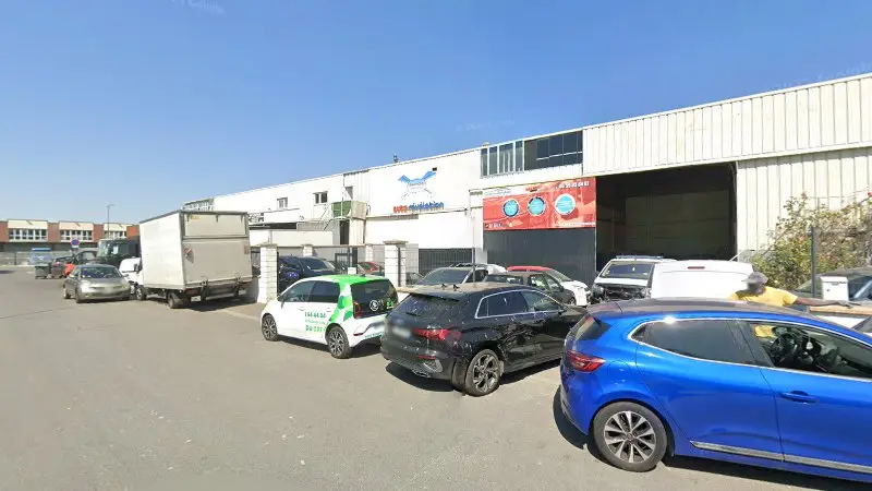 Vue de la rue devant Carrosserie Lifting auto, Le Thillay