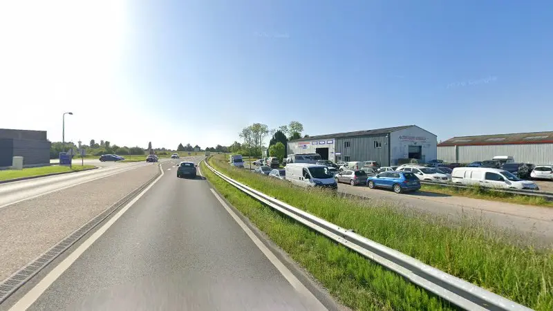Vue de la rue devant Garage EJ Autos - 1,2,3 AutoService, Cour-Cheverny