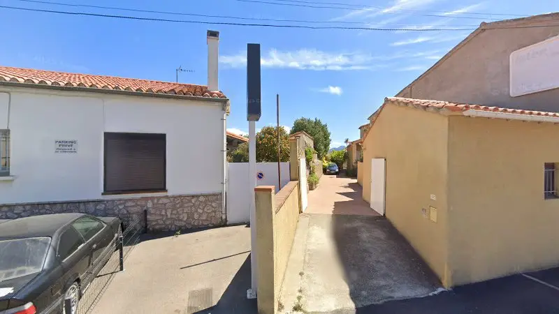 Vue de la rue devant Motrio, Palau-del-Vidre