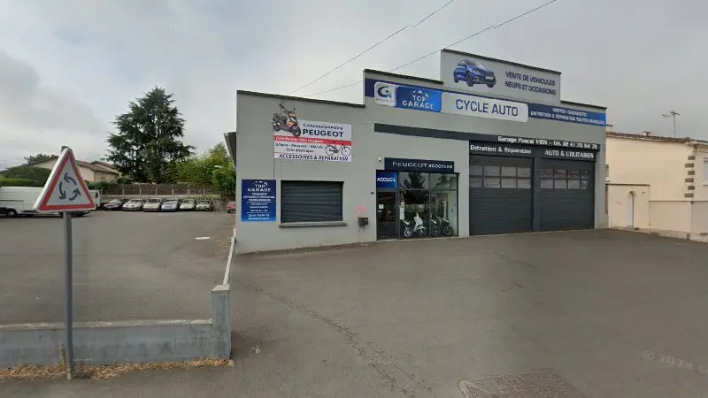 Vue de la rue devant TOP GARAGE - CYCLE AUTO - GARAGE LAVAULT, Saint-Christophe-du-Bois