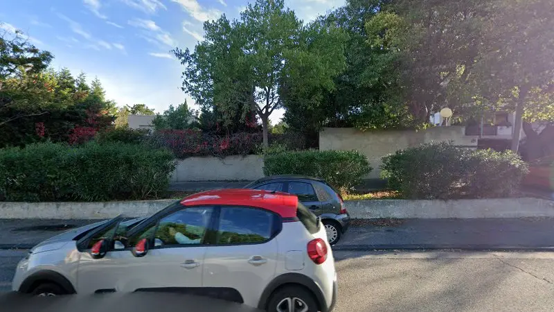 Vue de la rue devant Diagnostic et démarrage batterie auto, Marseille