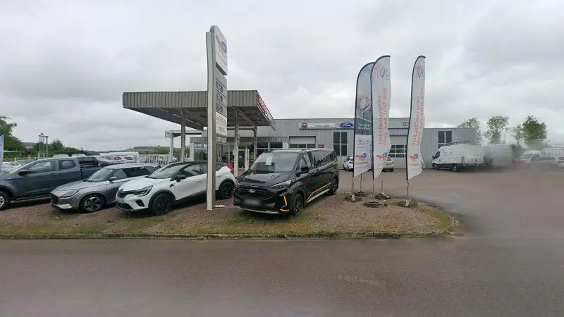 Vue de la rue devant SEMUR AUTO SERVICES Fiat, Semur-en-Auxois