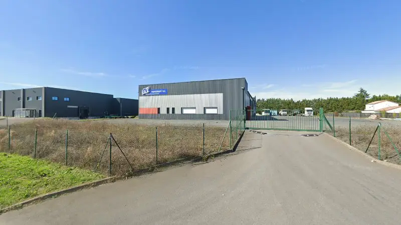 Vue de la rue devant TVI Fontenay Véhicule Industriel, Fontenay-le-Comte