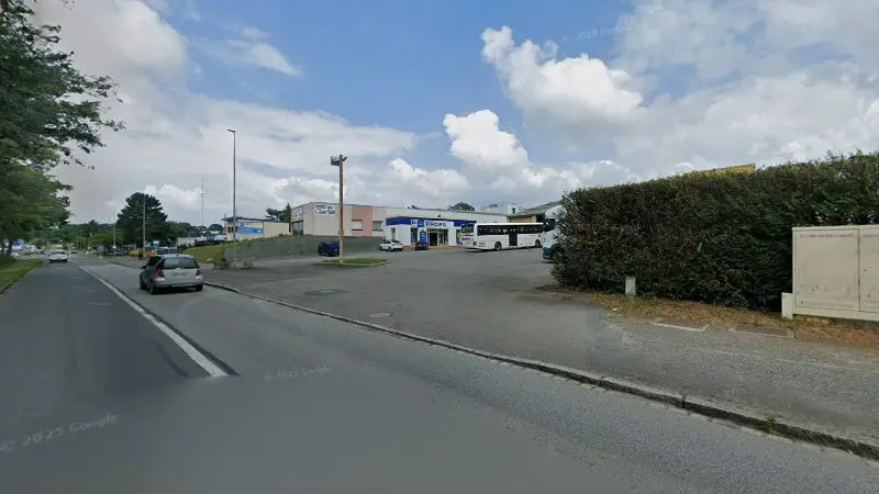 Vue de la rue devant Professionnels Fournitures Automobiles-Profa SARL, Fougères