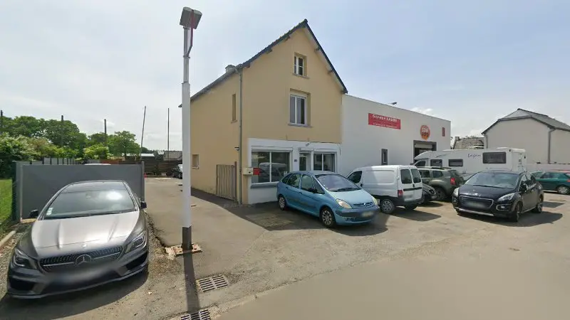 Vue de la rue devant Garage LABBE, Vieux-Vy-sur-Couesnon
