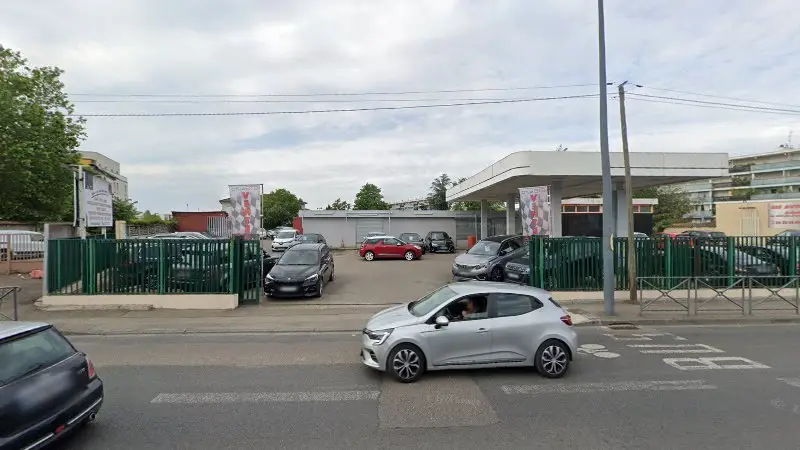 Vue de la rue devant GARAGE PREMIER - GTS AUTO, Vaulx-en-Velin