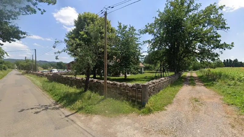 Vue de la rue devant Carrosserie soubrie, Le Bourg