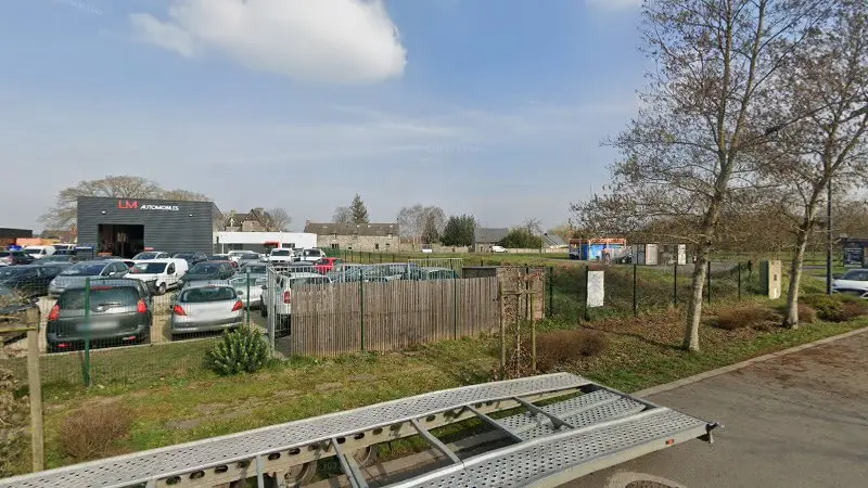 Vue de la rue devant CARROSSERIE LI AUTOMOBILES, Miniac-Morvan
