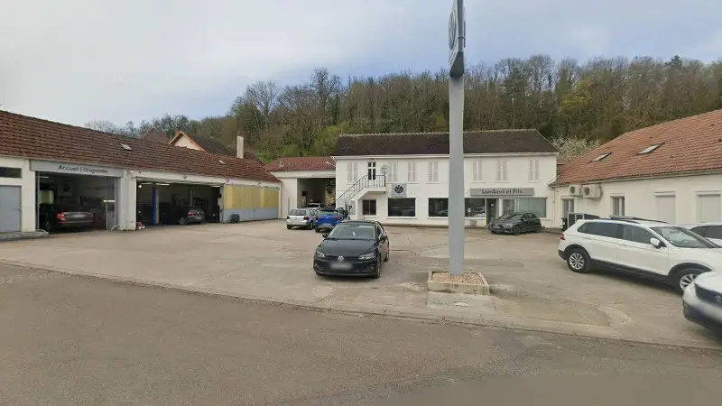 Vue de la rue devant SARL LAMBERT & FILS Volkswagen, Tonnerre