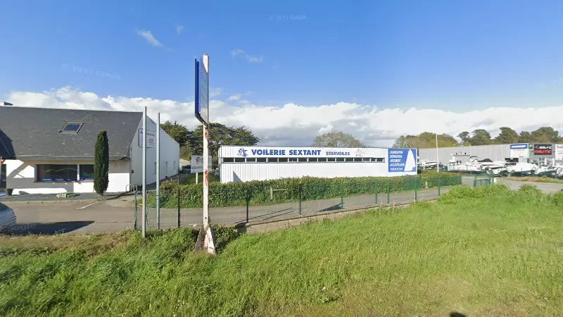 Vue de la rue devant RHUYS AUTO SERVICE « AUTOPRIMO », Saint-Gildas-de-Rhuys