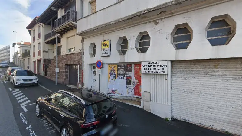 Vue de la rue devant Garage Des Deux Ponts S.A.R.L. Malauri, Hendaye