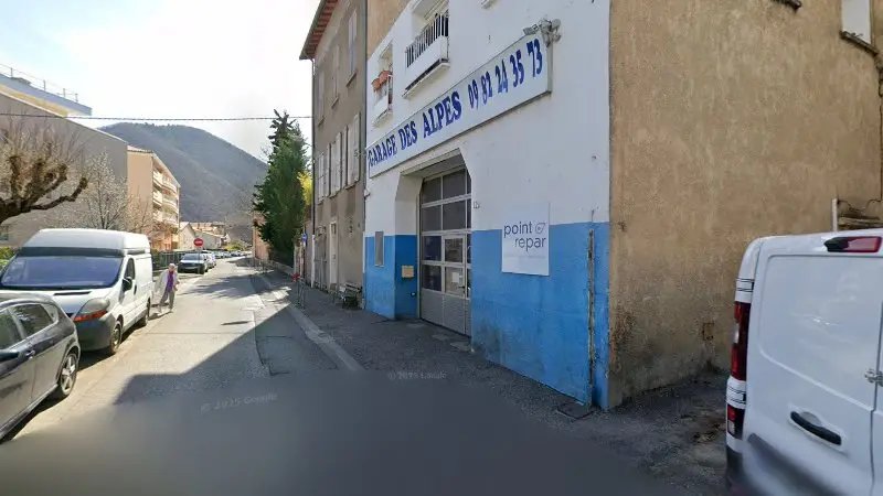 Vue de la rue devant Garage Des Alpes, Digne-les-Bains