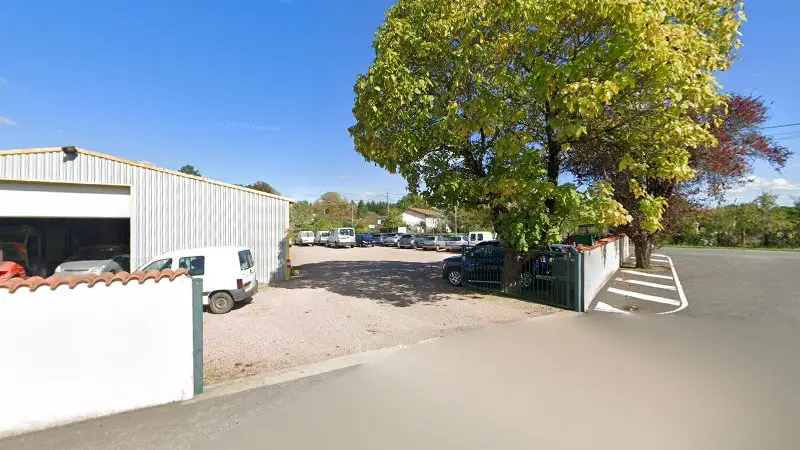 Vue de la rue devant GARAGE LALOIX, Piégut-Pluviers