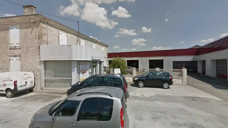 Vue de la rue devant Garage Saint Eloi, Beauvoir-sur-Niort