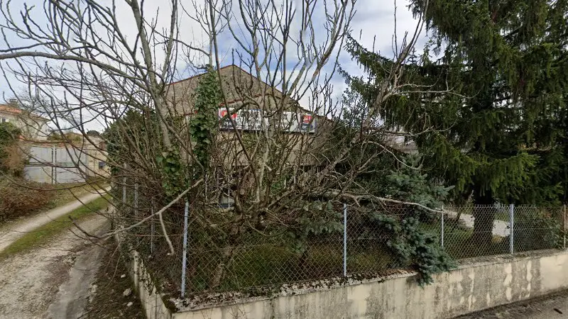 Vue de la rue devant Garage Dussubiebieux J.C., Sireuil