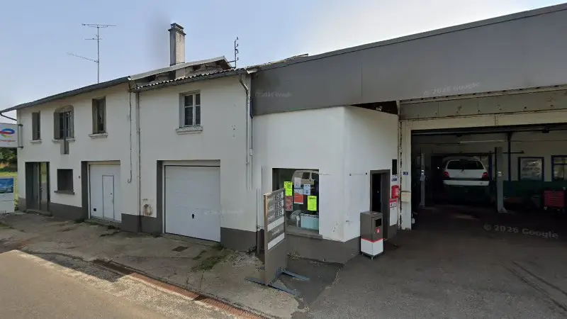 Vue de la rue devant TOP CARROSSERIE - SARL ALLY AUTOMOBILES, Ally