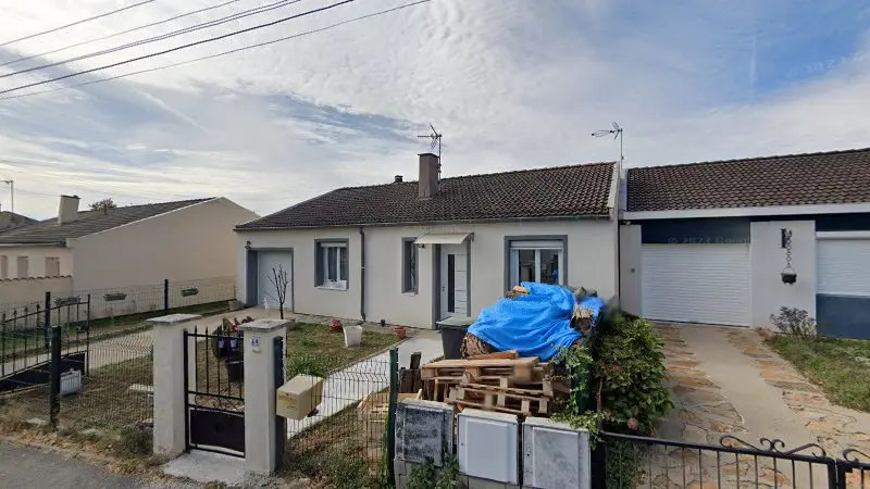 Vue de la rue devant EAD entretien automobile à domicile, Balbigny