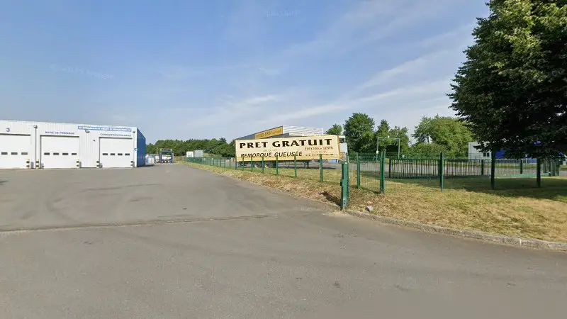 Vue de la rue devant Fougères Tests Poids Lourds, Saint-Sauveur-des-Landes