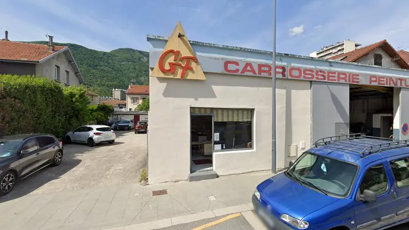 Vue de la rue devant GF Carrosserie Peinture, Grenoble