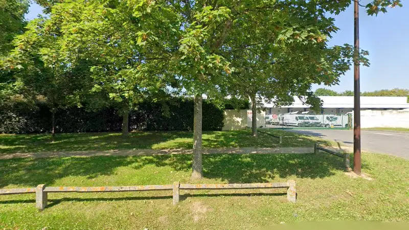 Vue de la rue devant Nacelle Assistance et Services, Ferrières-en-Brie