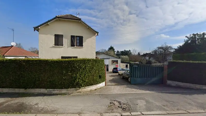 Vue de la rue devant Garage Magny Touring Motors MTM, Magny-en-Vexin