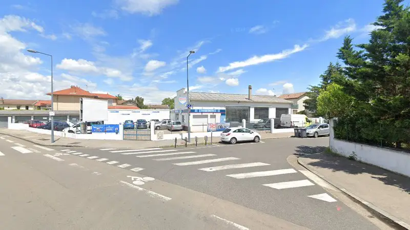 Vue de la rue devant garage des iris, Villeurbanne