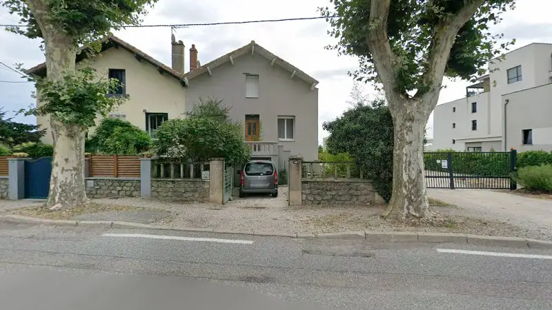 Vue de la rue devant DEALGLASS ARDECHE, Tournon-sur-Rhône