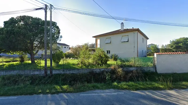 Vue de la rue devant Pneus neufs et osassions, Vernosc-lès-Annonay
