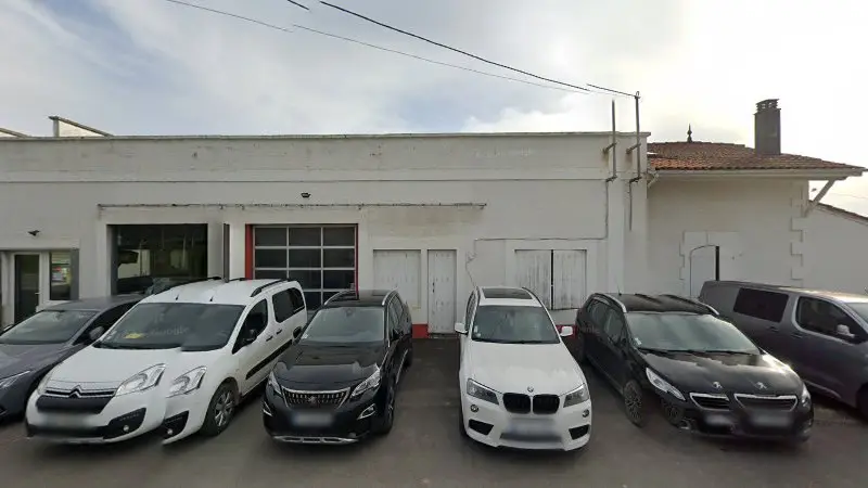 Vue de la rue devant Garage du fief marie, Triac-Lautrait