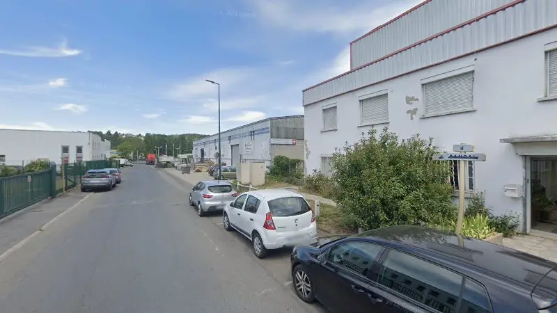Vue de la rue devant Carosserie d'Epluches, Saint-Ouen-l'Aumône